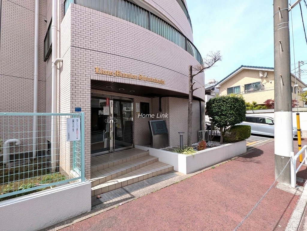 ライオンズマンション新板橋　エントランス前